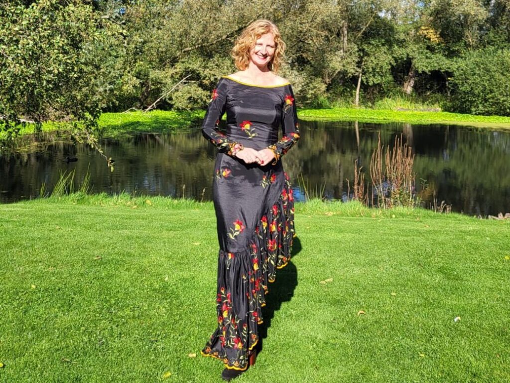Liselotte in een zelf ontworpen jurk van geborduurde Spaanse zijde.